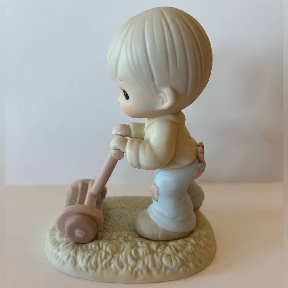 Precious Moments “Mow Power To Ya!” Figurine Display #PM892